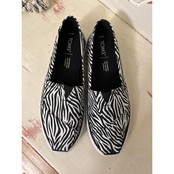 Tom’s size 7.5 womens zebra print slip on shoes - Picture 2 of 3